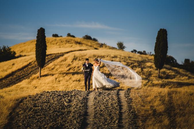 
	photo of couple on the hills of Siena
