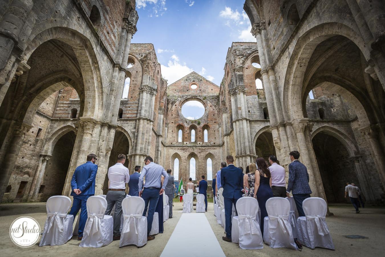 foto  Alex and Nicolle - Wedding in San Galgano Abbey