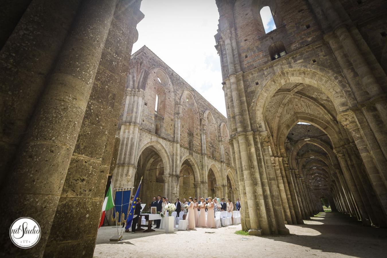 foto  Alex and Nicolle - Wedding in San Galgano Abbey