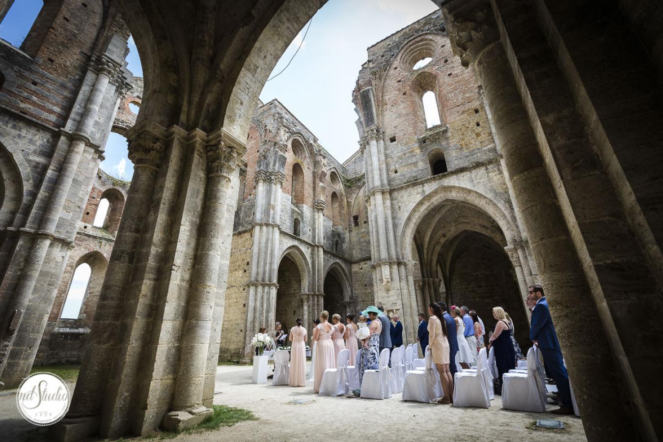 foto  Alex and Nicolle - Wedding in San Galgano Abbey
