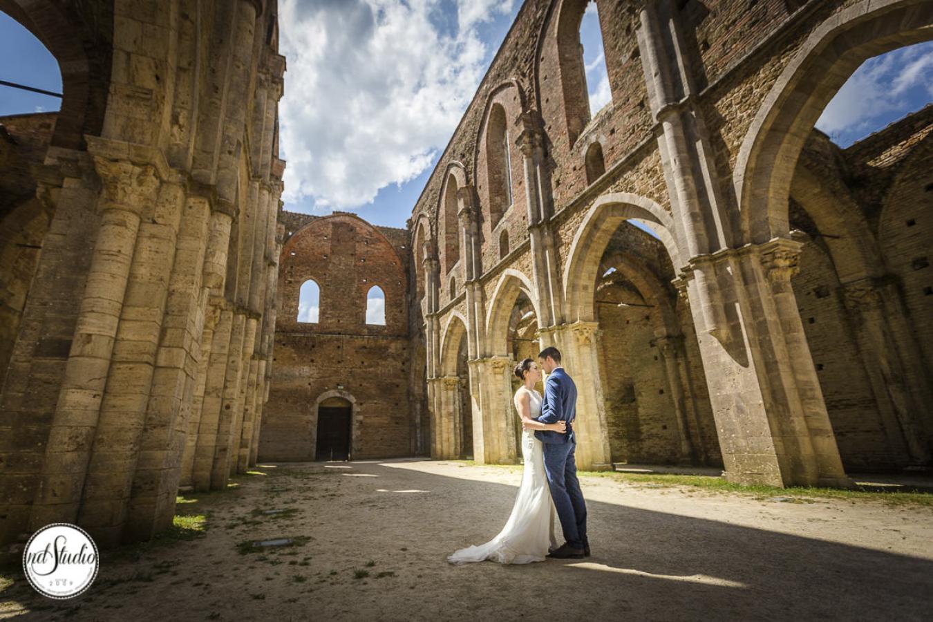 foto  Alex and Nicolle - Wedding in San Galgano Abbey
