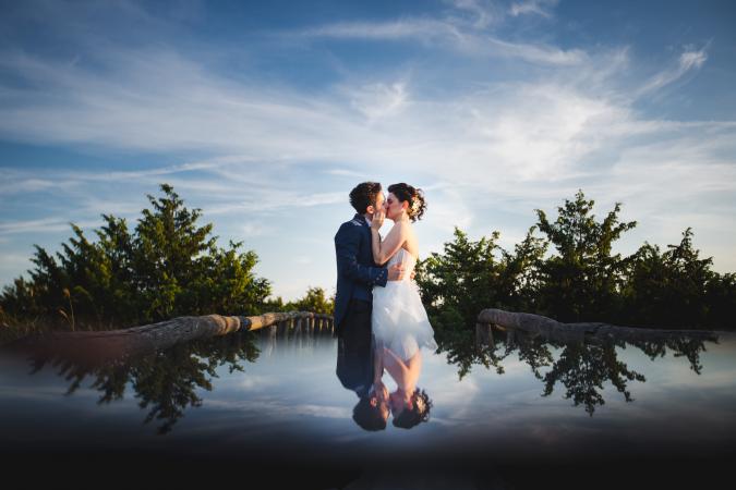 
	newlyweds kissing in Versilia
