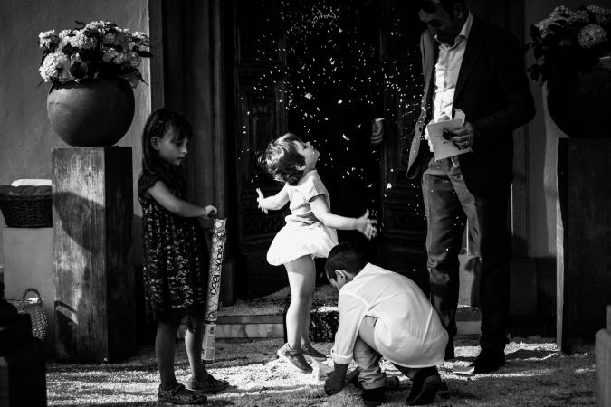 
	children playing outside the church of Lucca
