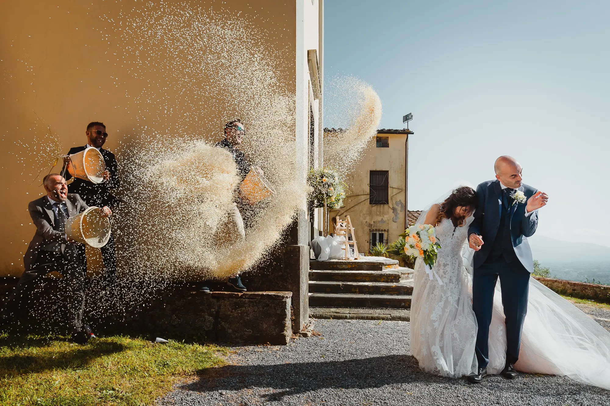Rise throw during a wedding in Lucca