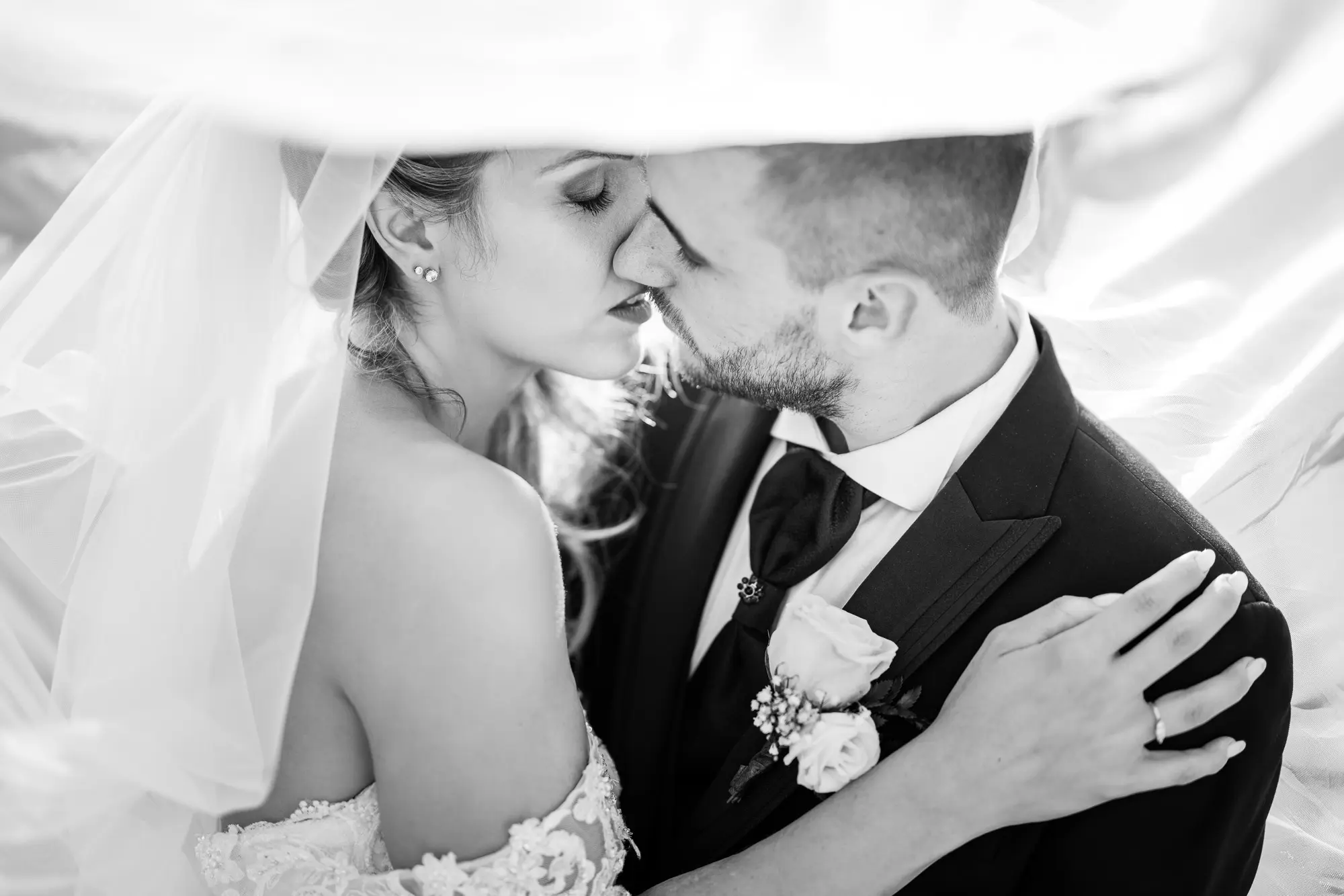 wedding kiss in Tuscany