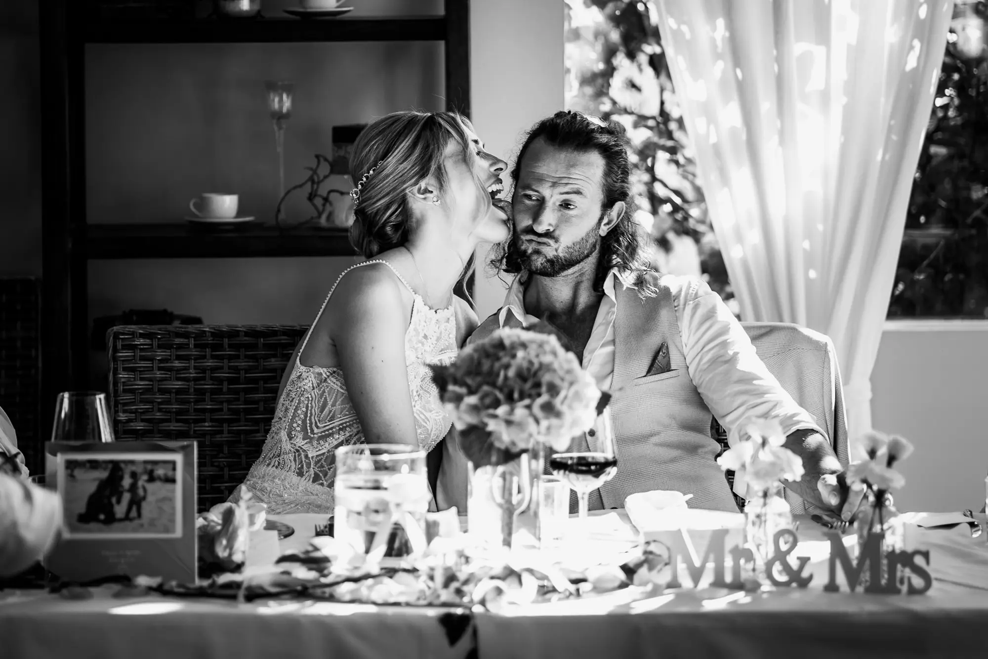 funny couple during a wedding in Tuscany